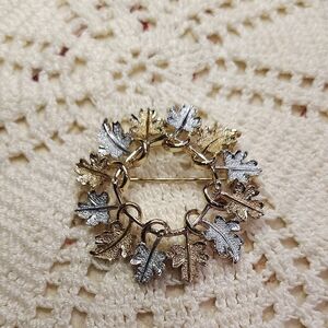 Vintage Silvertone Goldtone SARAH COVENTRY Garland Wreath Oak Leaves Brooch Pin